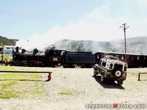 Esperando el paso del tren "La Trochita" en Esquel. Chubut