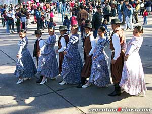 Grupo de Danzas Folklóricas en la Fiesta del Poncho