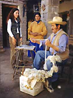 Demetrio Gómez hilando junto a Susana Gómez y la columnista en Belén. Catamarca