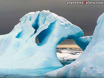 El hielo antártico se derrite y provoca el 
crecimiento del nivel del mar.