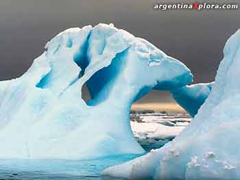 El hielo antártico se derrite y provoca el
crecimiento del nivel del mar.