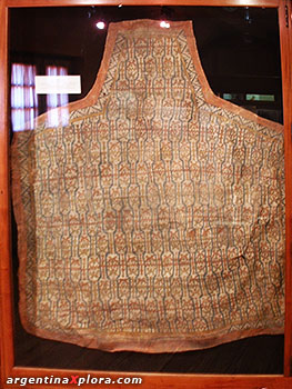 Quillango de los Tehuelches. Museo Sarmiento - Bariloche Realizado en cuero pintado de chulengo (cría del guanaco)