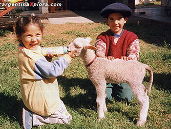 Niños gauchos con corderito