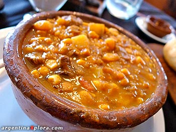 Locro criollo, a base de maíz y cerdo