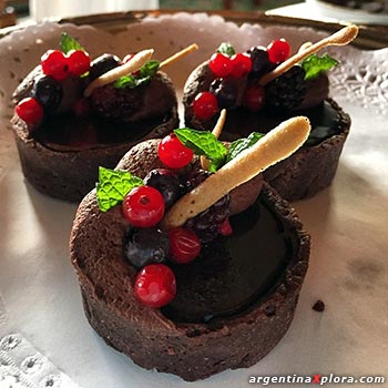 Postre de chocolate con frutos del bosque del Hotel Llao-Llao en Bariloche