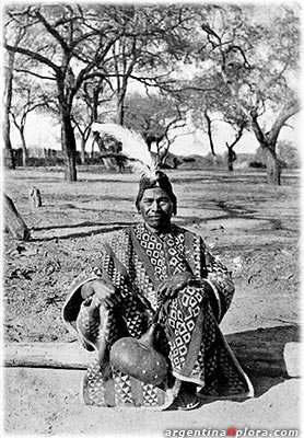 Famoso hechicero Carancho Toba. Está usando un magnifico poncho tejido Pilagá