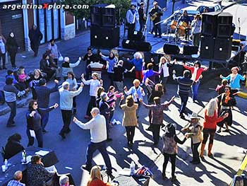 Ante los grupos folklóricos el público se lanza a bailar espontaneamente.