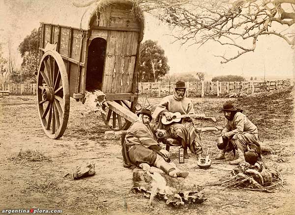Trabajadores rurales en un descanso, fines del siglo XIX. foto: Archivo Histórico de la Nación