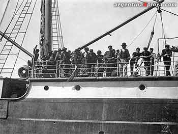 Familias gitanas llegando al país a bordo del vapor Re Umberto, 1910.