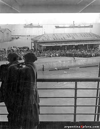 Matrimonio italiano llegando al país a bordo del buque "Giulio Cesare". Buenos Aires, c.1908.