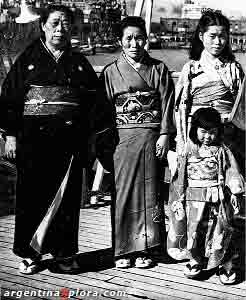 Inmigrantes japoneses recién arribados a Buenos Aires, 1945.