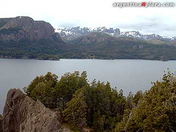 Cipreses y LagoTraful, Neuquén
