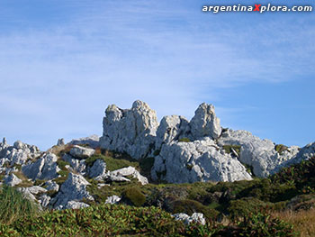 Elevaciones de piedra próximas a 
Puerto Argentino. Gran Malvina