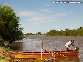 Canoero cerca de la desemboadura del Río Carcaraña, el río que "no tiene costa." debido a sus orillas abruptas