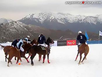 Polo en la nieve en la Plataforma 1200 del Cerro Catredal en Bariloche, Río Negro