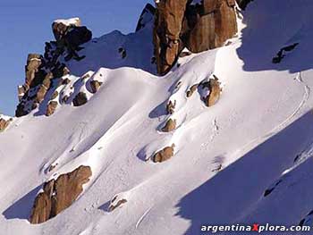 Descenso por nieve honda desde el filo. Arriesgado!!