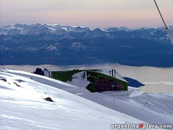 Desde la cumbre del Catedral podes observar el Lago Nahuel Huapi y detras los cerros del Cuyín Manzano en Neuquén