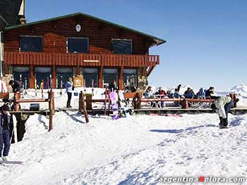 Los paradores tienen servicios gastronómicos, shops y baños. Los precios son mas elevados que en la ciudad de Bariloche