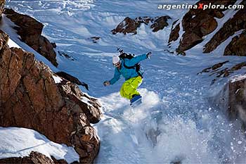 Snowboarding en nieve honda fuera de pista