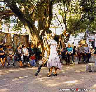Bailando folklore en San Telmo