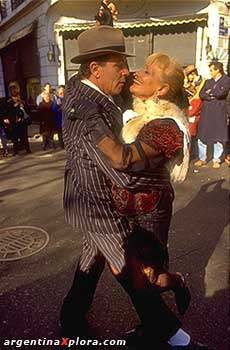 Bailando un tango en Plaza Dorrego