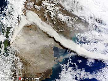 Pluma del volcán Puyehue (Chile) vista desde el espacio. NASA