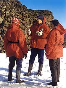 turistas y naturalista en la Antartida