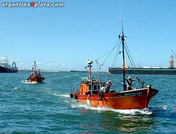 Lancha de pesca entrando al puerto