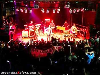 La Pelotas tocando en vivo en una disco.