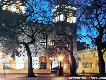 Catedral iluminada de noche