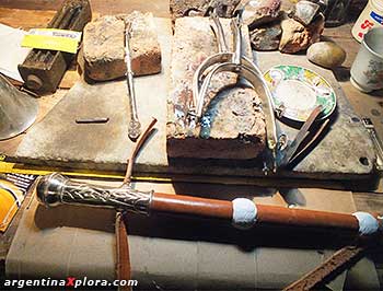 Mesa de taller de artesanía de un platero y soguero