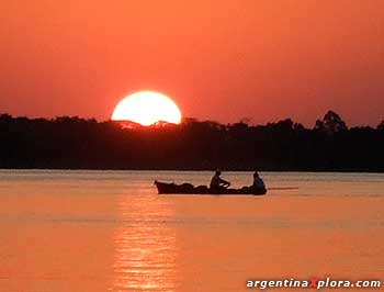 Pescadores al atardecer en Ituzaingó