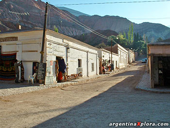 Los pueblos de la Quebrada tienen calles de tierra y a la hora de la siesta quedan desolados. A las 5 de la tarde regresa la actividad. 