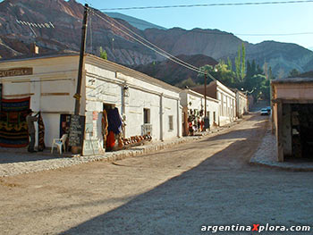 Los pueblos de la Quebrada tienen calles de tierra y a la hora de la siesta quedan desolados. A las 5 de la tarde regresa la actividad.