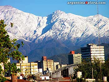 Ciudad de jujuy con sus cerros nevados