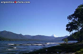 Lago Quillén, atrás el volcán Lanín