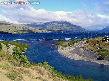 Boca del Río Chimehuin, al extremo este del lago Huechulafquen