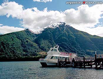 Excursión en catamarán en el lago Huechulafquen