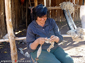 Doña Arminda Suárez hilando lana con huso y tortero