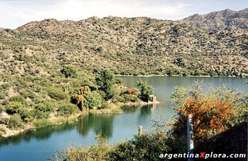 Laguna en Valle Fértil, cerca del Valle de la Luna