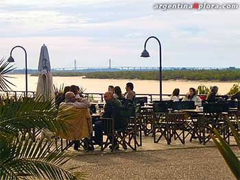 Flora Bar, detrás el puente Rosario Victoria